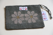 Lade das Bild in den Galerie-Viewer, Chaguar Clutch mit Handgelenksriemen Nr. 2
