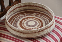 Lade das Bild in den Galerie-Viewer, Colored chaguar basket, striped fabric, chair
