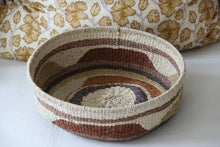 Lade das Bild in den Galerie-Viewer, Colored chaguar basket, colored fabric
