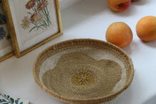 Lade das Bild in den Galerie-Viewer, Colored basket with floral paintings and peaches
