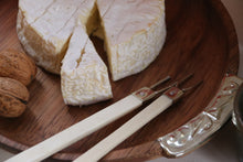 Charger l&#39;image dans la galerie, Planche à fromage ronde en bois et alpaga
